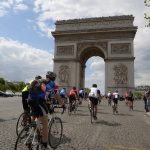 Cylists riding under the Arc de Triomphe